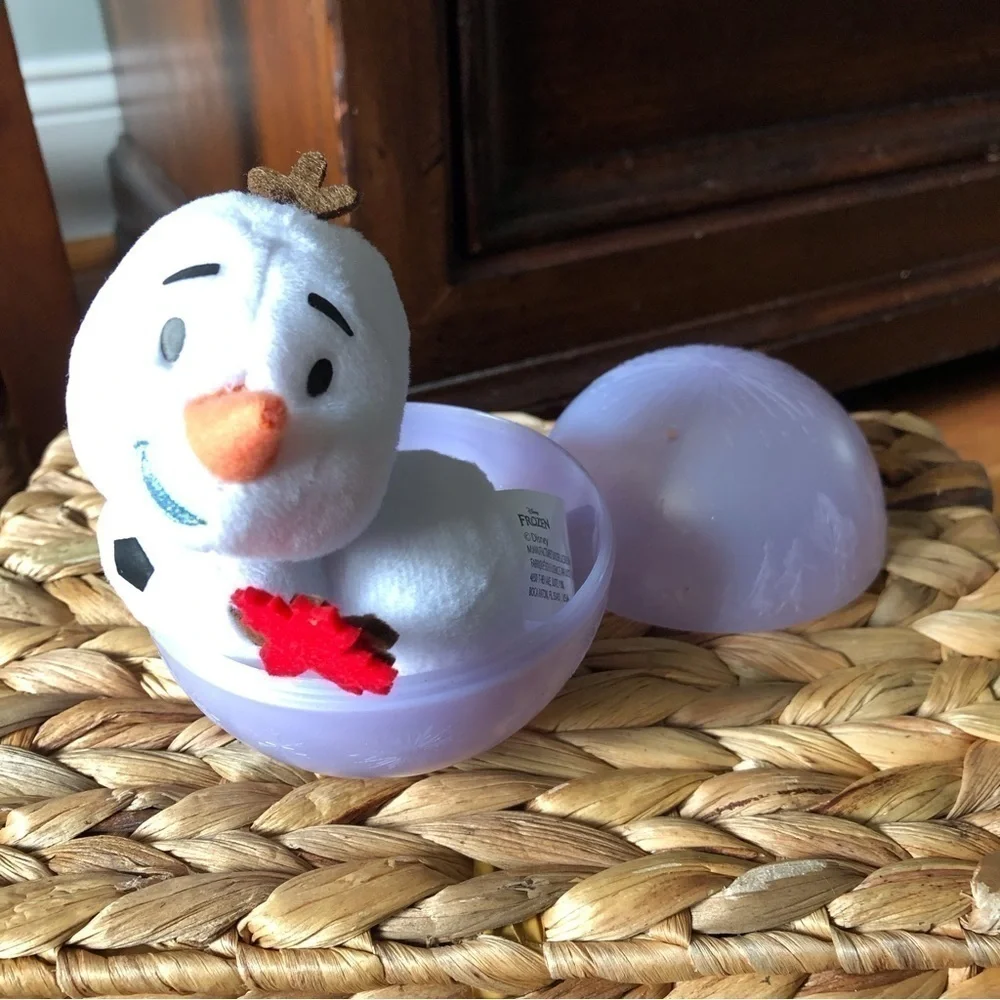 Disney Blind Ball Frozen Plushie: Olaf flying in the wind with Gail